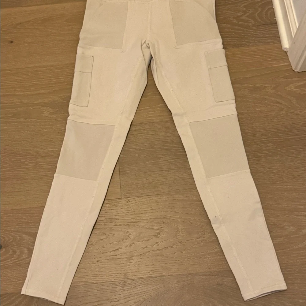 ALO High-Waisted Cargo Leggings in Bone
